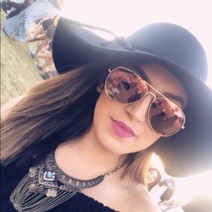 Meet your Posher, Valeria